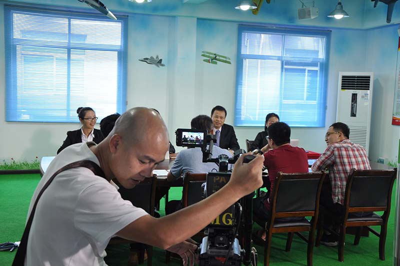 对会议室进行全场的拍摄，上海企业培训类宣传片的拍摄结束。